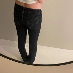 Lågmidjade jeans i modellen straight🩵