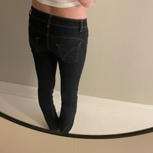 Lågmidjade jeans  - Lågmidjade jeans i modellen straight🩵