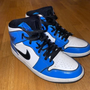 Air Jordan 1 Mid SE ’Signal Blue’ - Fint skick, säljer då de inte passar längre. Använda fåtal gånger. Storlek 45 Inga byten