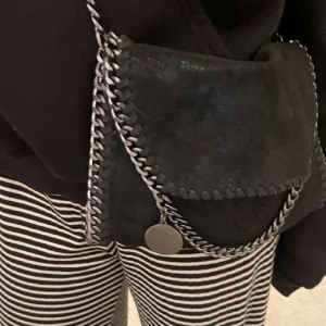 väska - säljer stellamccartney liknande väska! knappt använd. inga defekter 💖tryck gärna köp nu!💖