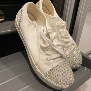 Glittriga skor - Supersnygga strassade skor i storlek 39/40. Perfekt nu till vår och sommar! Knappt använda 