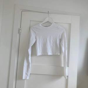 Så fin kort långärmad tröja från Weekday. Inga slitage eller defekter <3