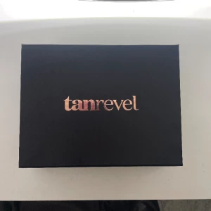Tanrevel - Säljer mitt tanrevel kit. Så gott som ny och endast användt ca 3 gånger. Allt ingår och all vätska finns nästan fortfarande kvar💕