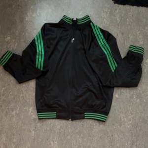grön svart zip up tröja/ inga hål eller skada/ pris kan sänkas 