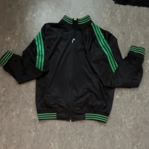 Vintage Adidas zip up tröja - grön svart zip up tröja/ inga hål eller skada/ pris kan sänkas 