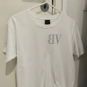 Bvaldi T-shirt  - Köpte på Bvaldi pop up i Ängelholm förra sommaren. Köpt då för 600, mitt pris 309. Pris går att förhandla, så varsågod att pruta. Inga defekter, då den bara användes ett fåtal gånger i sommar.