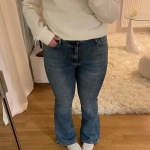 Blå superfina bootcut jeans! - Fina bootcut jeans i fint skick från BikBok. Längd 31!! Hämtas i Helsingborg/skickas mot frakt☺️
