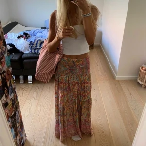 Jättefin långkjol  - Jättefin långkjol till sommaren! 💕Den är onesize men skulle säga att den passar allt ifrån s-L då den har väldigt stressigt material . Den passar bra i längden på mig som är 170 