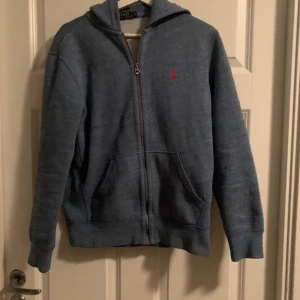 Ralph Lauren zip - Säljer denna Ralph Lauren zipen i storlek S/M. Skriv för mer info om tröjan!