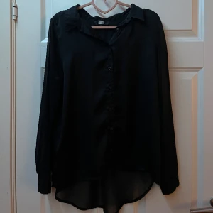 Svart Skjorta Från BikBok  - Svart skjorta från BikBok som är lite genomskinlig och är i väldigt bra skick. Inga defekter förekommer. 