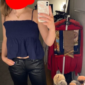 Marinblå blus från shein st M - En fin blå blus som är lite tajtare uppe med resor och sedan fladdrigare, inte använt så mycket så i bra skick.(Ej strykt nu på bilderna så därav skrynklig). Den är i storlek M men är ganska tajt så funkar för S och kanske till och med XS