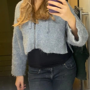 Fin kofta från zara - Säljer min fina stickade kofta från Zara, då den tyvärr inte kommer till användning längre, den är inte använd speciellt mycket så skicket är bra. Storlek m/L men passar också xs/s Priset går att diskutera vid snabb affär 