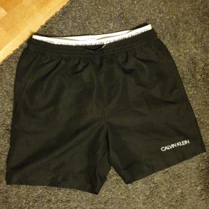 Calvin Klein badshorts  - Säljer nu mina Calvin Klein badshorts då de är försmå för mig 