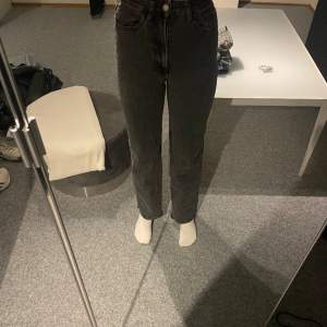 Säljer dessa grå/svarta jeans då de är lite för små. Knappt använda och är som nya. Kör för 699 säljer för 150💗