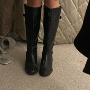 Svarta boots  - Svarta boots med dragkedja bak i bra skick