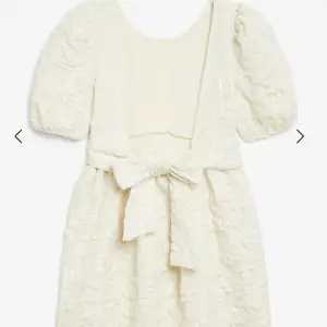 Säljer min jättefina vita klänning från Monki. Passar perfekt till studenten eller bara till sommaren! Aldrig använd, nypris 500 kr. Säljer för 350 kr💞💞