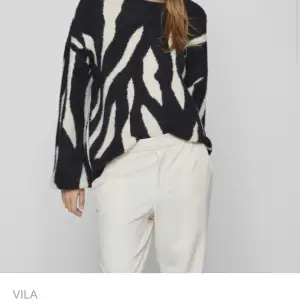 Fin svart vit mönstrad skickad tröja från Vila. Super bra skick  ordinarie pris 549kr
