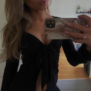 Topp - Säljer denna söta topp från Gina som man kan knyta rosett på eller ha som på hemsidan! Identisk till Design by Sí toppen fast lite luftigare tyg vilket är perfekt till våren/sommaren!