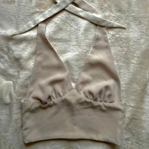 Sommar topp - Topp från bikbok passar fint nu till sommaren. Med knyning i nacken och stretchig rygg passar den toppen 😊 den går att vända ut och in och får då ett blommigt mönster 