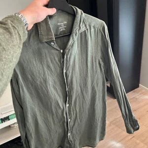 Massimo Dutti linne skjorta - Olivgrön linne skjorta från Massimo Dutti! En omgång med strykjärn, så är den så gott som ny. Storlek S🤝