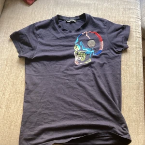 Phillip plein t-shirt - Hej, säljer en philip plein t-shirt i storlek S. Säljs då jag inte använder den, bra kvalité o inga täcken på användning, äkta