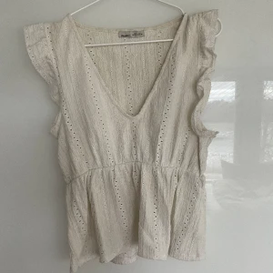 Fin vit tröja ! - Perfekt linne/tröja ifrån pull & bear😊
