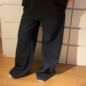 Baggy jeans  - Säljer domhär så snygga mörkblåa baggy Jeansen. Inte min stil längre så därför jag säljer. Dom är storlek 44 och är såhär stora på mig som normalt sett har 36/38 Går alltid att diskutera pris.💗 frakt står du för själv 