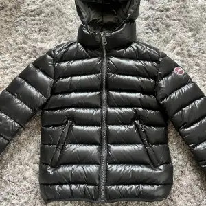 svart colmar jacka köpt förra vintern,  knappt använd så ser ut som ny❤️köpt för 3996 på zalando och säljer för 2500 då den knappt är använd🥰kontakta för fler bilder