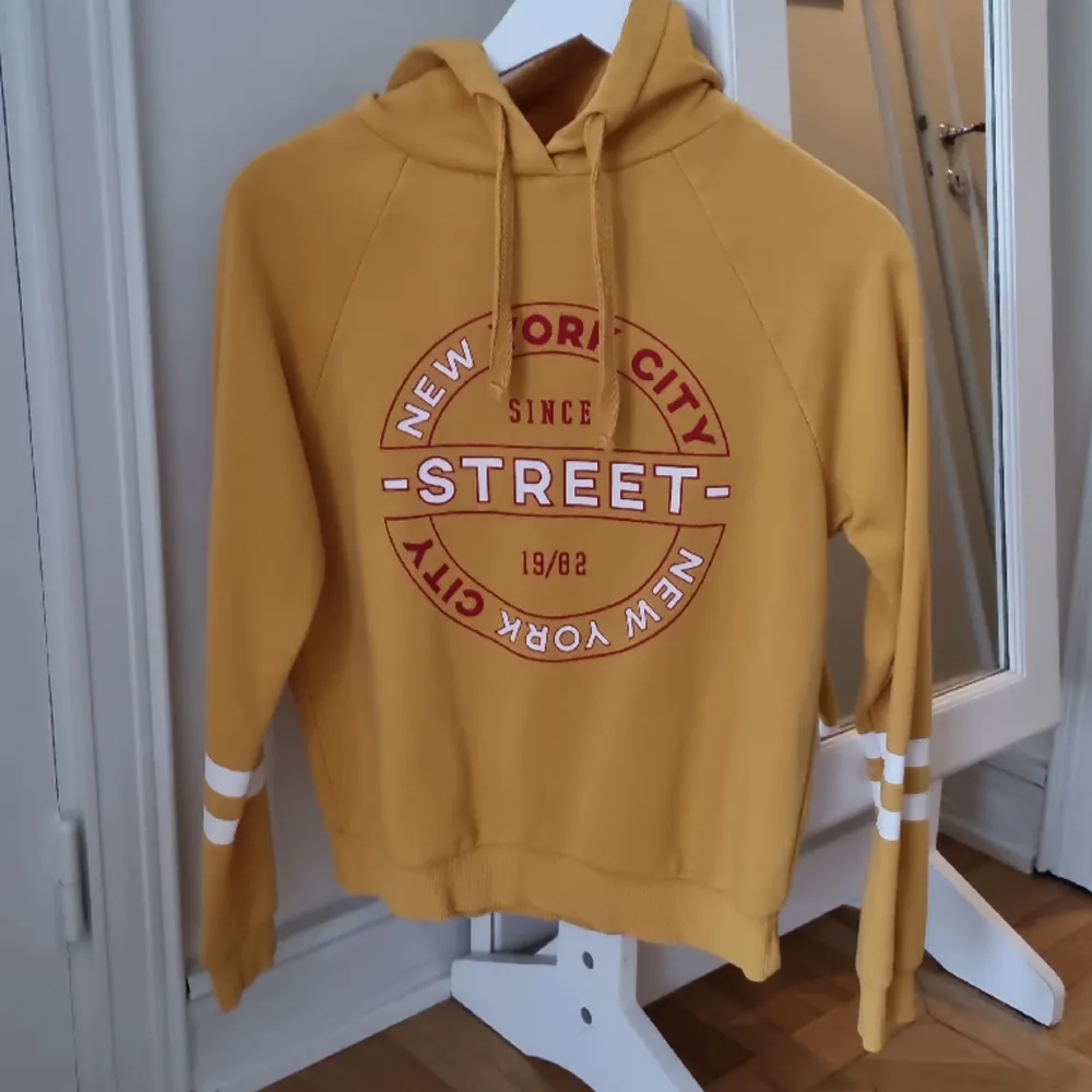 En gul hoodie med tryck, fint skick i stl xs.   Vid köp: Möts upp i centrala Stockholm. Hoodies.