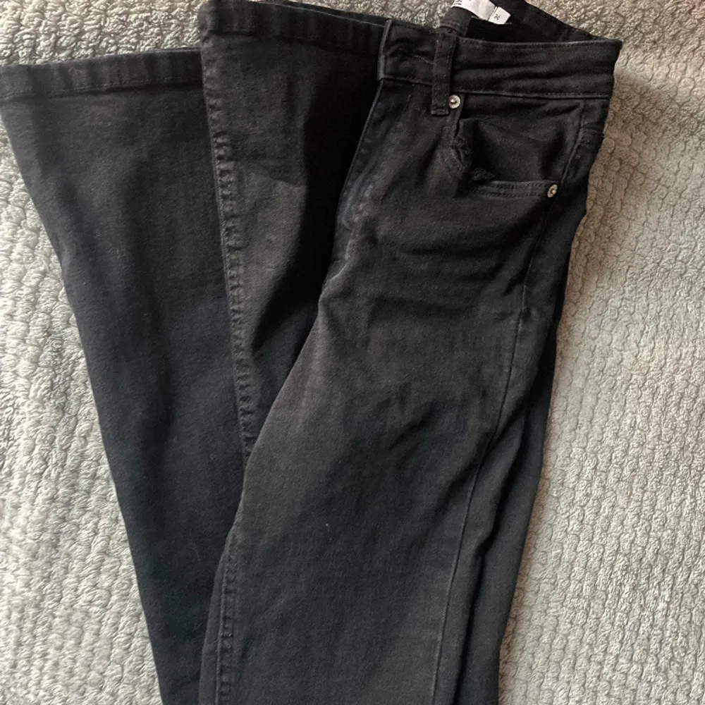 Stl 34 från NAKD, har andra bootcut svarta så säljer dessa. Högmidjade. Jeans & Byxor.