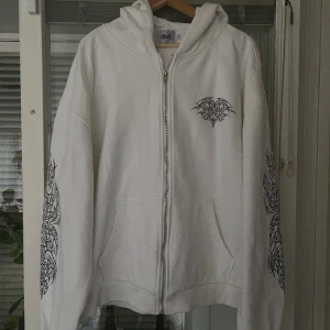 Vit zipup hoodie (curse) - Vit zipup från @onlycurse på ig  9/10 cond tvättat 1 gång annars inga flaws  XXL oversized som fan