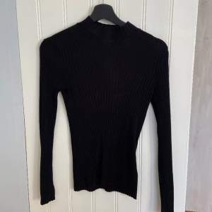 Basic svart ribbad turtleneck!! Passar till allt. Skriv för fler bilder/frågor💛Använd gärna Köp Nu😁