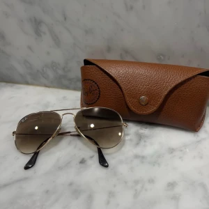 Ray ban Aviator - Fina Ray bans perfekt för solen. Färgen är guld, passar väldigt snyggt. Nypris 1600