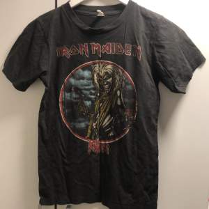 En tshirt med Iron Maiden tryck bak och fram. Köpt secondhand så jag vet inte var den kommer ifrån. 
