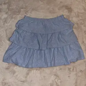En söt kjol från Vila i storleken M. Den är använd typ 2 gången så är i nyskick. Man kan ha den både som en vanlig kjol men också som en topp. 