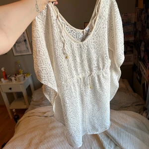 Sommarklänning - Jättesöt liten sommarklänning som e perfekt att ha på stranden över en bikini. Helt oanvänd 