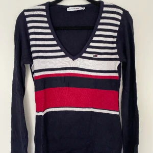 Tommy Hilfiger - Tommy hilfiger långärmad tröja, V-ringad,  storlek M men mer som en S. Tajt passform. I fint skick 🤗