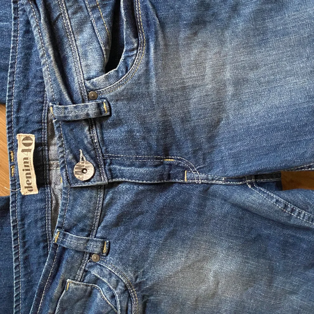 Snygga trendiga jeans Strl S. Mått: Midja-81 cm, Stuss(över rumpan)-108 cm, innerbenslängd-81 cm. Tyget är lite stretchigt. 💞. Jeans & Byxor.