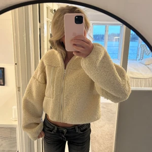 Teddy Jacka - Säljer min fina populära teddy jacka från Gina Tricot, då den tyvärr inte kommer till användning. Endast använd ett fåtal gånger, jättebra skick och inga defekter!!💕💕