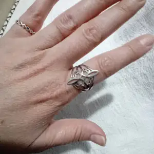 Säljer min äkta silver ring som har knappt använd den. Köparen står för frakt. 