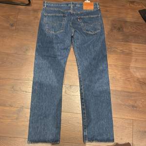 Säljer ett par Levis jeans som är använda fåtal gånger. Mycket bra skick. Storlek W32 L32