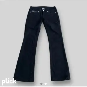 (Lånad bild ) har exakt ett sånt likadant jeans enda skillnaden är fickorna kan skicka bilder på privat .