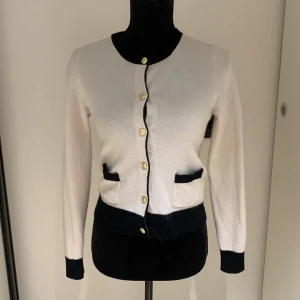 Kofta från Other stories  - Strl. S. Bra skick. Oklart för mig vilken färg den är men skulle säga vit/rosa. 