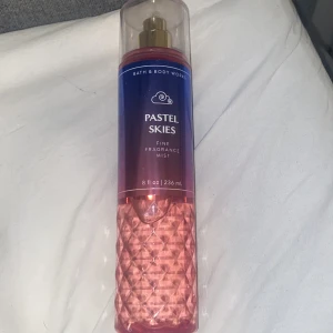 Bath and bodyworks parfym  - En parfym som luktar väldigt fräsch och söt. Endast använd några gånger. Köpt i USA. Går ej att visa men kan lova att det finns mycket mer än 3/4 kvar. Säljer eftersom jag har en till som aldrig tar slut. Pris kan diskuteras kontakta vid intresse!!!
