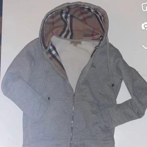 Grå Burberry zip hoodie storlek S - Använd fåtal gånger  Inga skador  Tyvärr inget kvitto, köpte den av en vän 