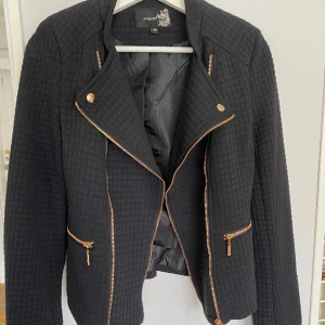 Trendig vårjacka - Supersnygg marinblå, helt ny vårjacka i storlek 38❤️‍🔥 Nypris 799kr Skriv för fler bilder eller frågor❤️ Perfekt till våren och supersnygg! Kan mötas i Stockholm om man vill slippa betala frakt💓