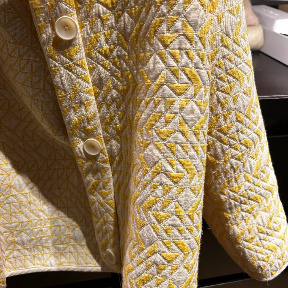 Sååå fin trekvartsärmad jacka från zara i en jätte fin gul färg. Perfekt nu till våren. . Jackor.