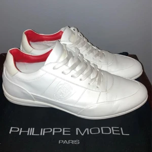 Philippe Model - Säljer ett par Philippe modell skor size 44, sitter mer som size 45 skorna är använda men är i bra skick - Tillkommer endast skor och dustbag. Nypris ca 3500kr mitt pris: 450kr Hör av er vid frågor och funderingar.