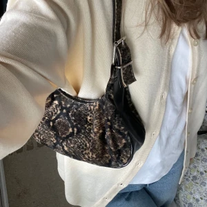 Brun ”Päls” väska  - Så Cool väska med ”pälsdetaljer” och silvriga spännen. Fin kvalitet, säljer då jag ej använder längre. 🌷🌷köpt secondhand 