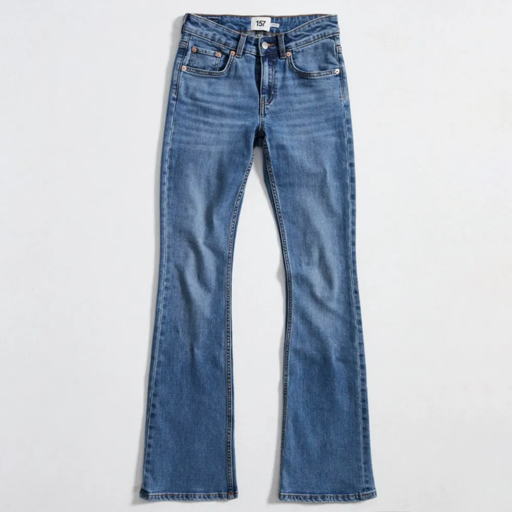 Säljer mina lågmidjade bootcut jeans från lager 157, inga defekter. Uppsydda längst nere ca 3/4 cm. Köpta för 400. . Jeans & Byxor.